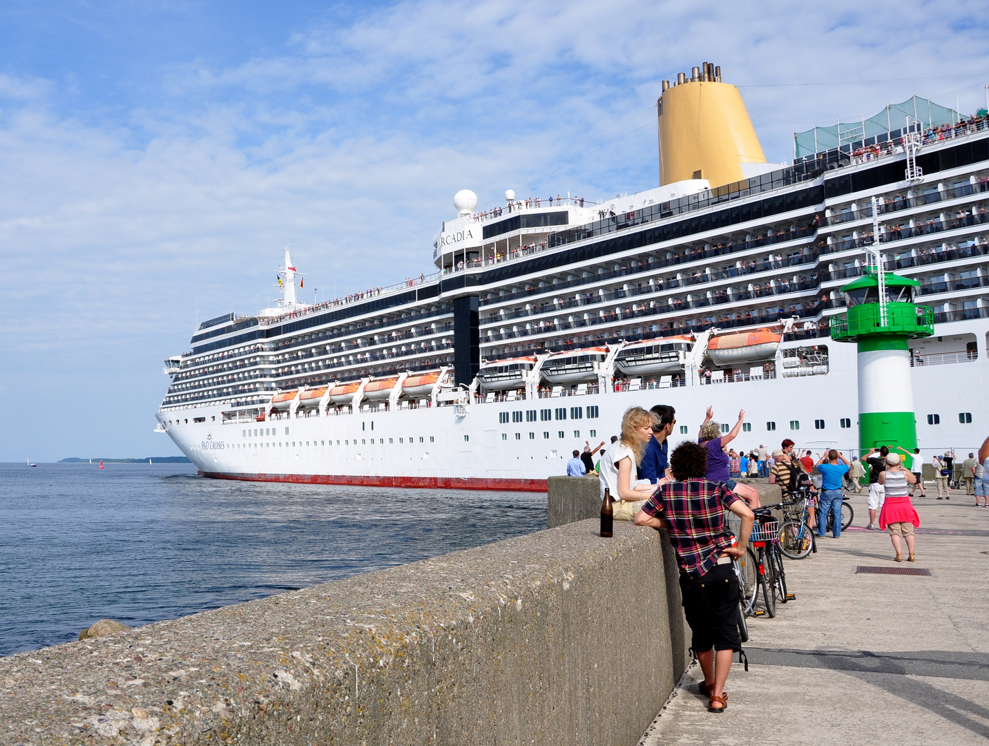 eine tolle Abschiedsstimmung auf der Arcadia, beim Auslaufen in Travemünde