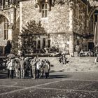 Eine Touristengruppe auf dem Katschhof in Aachen