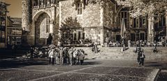 Eine Touristengruppe auf dem Katschhof in Aachen