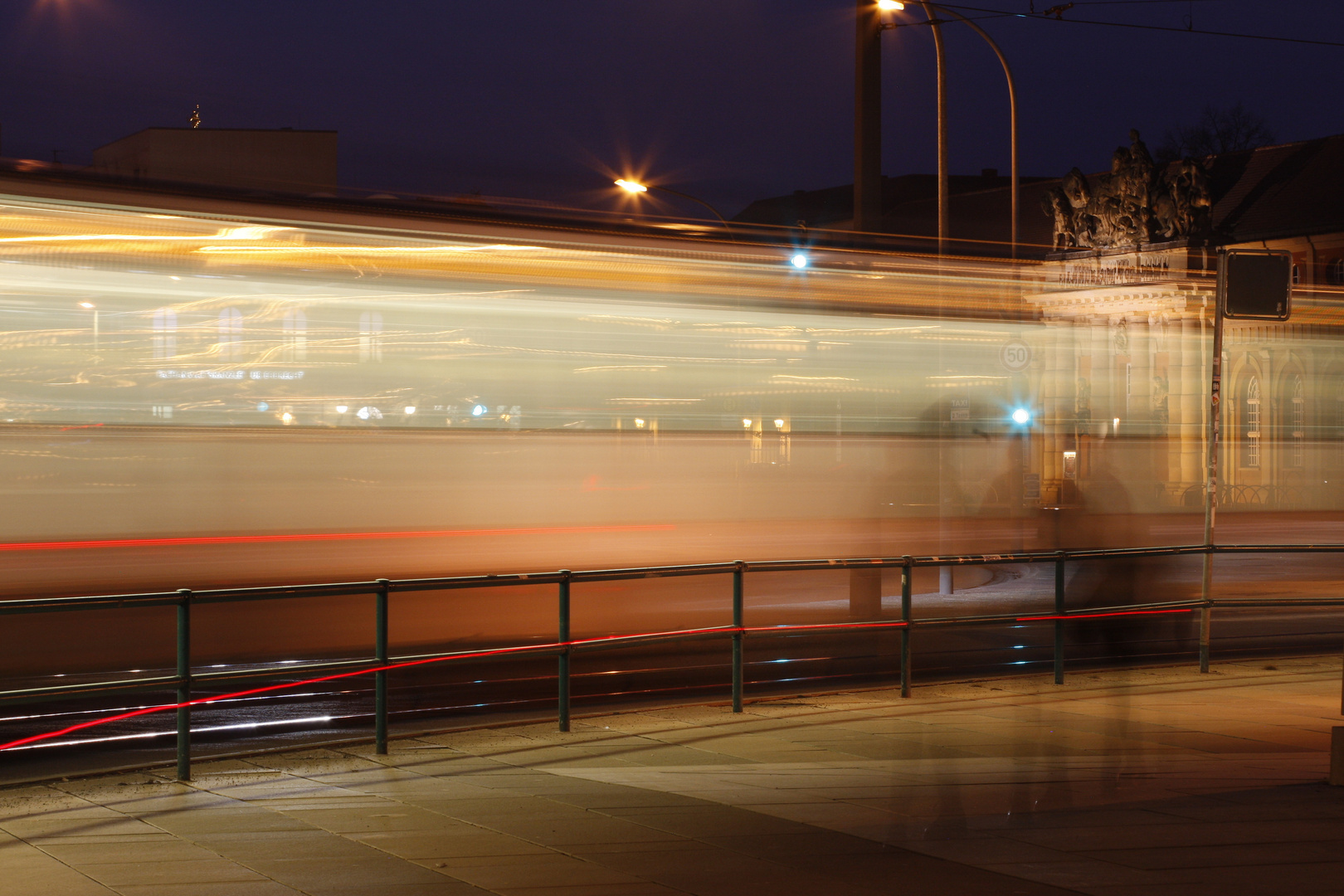 Eine Tram rast durch die Nacht