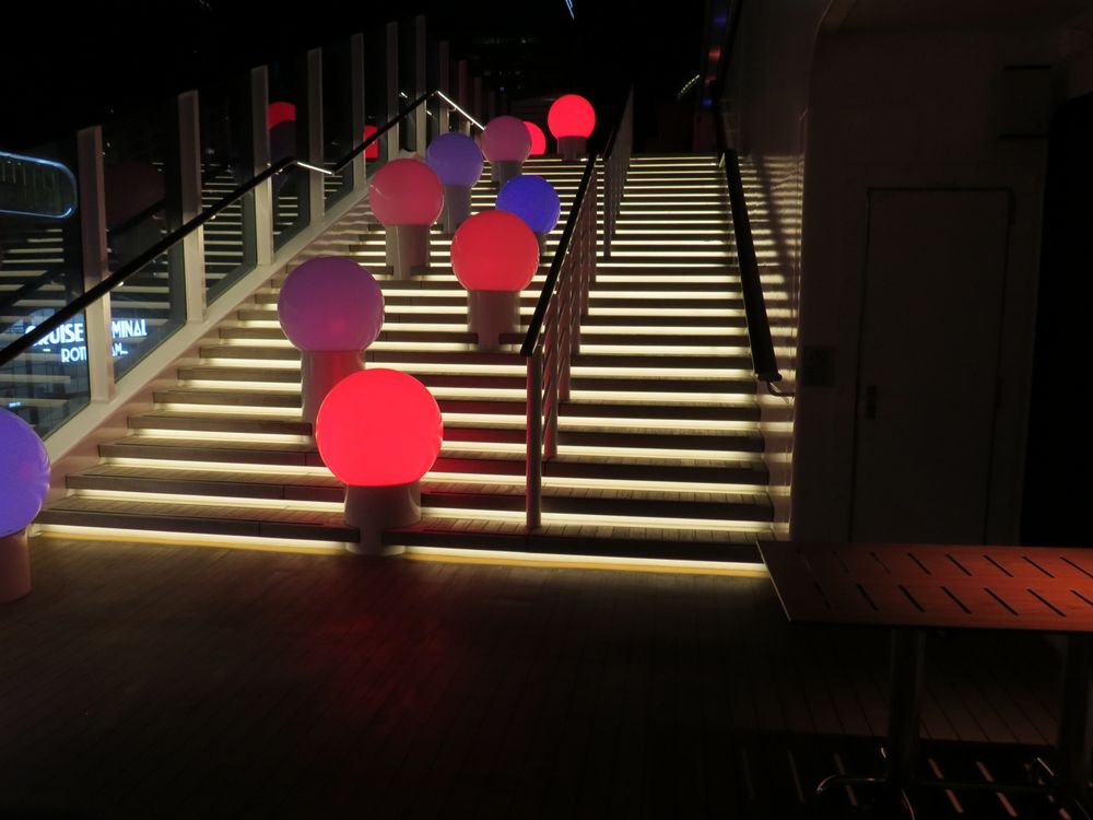  Eine Treppe auf der AIDA bei Nacht