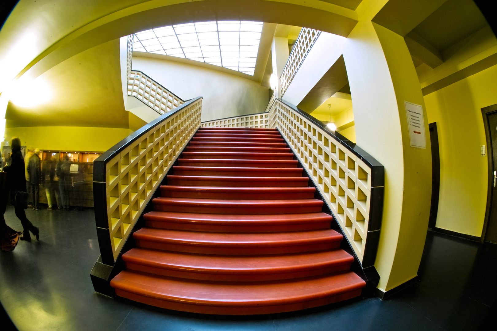 eine Treppe im Haus des Rundfunks RBB in Berlin