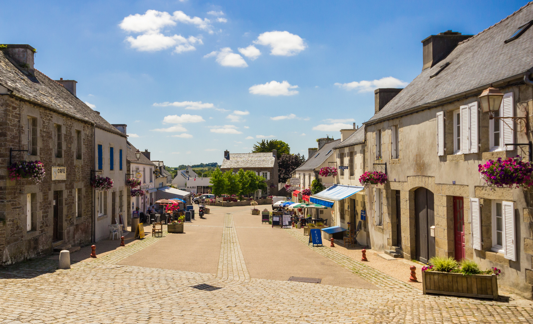 Eine typische Dorfstrasse in der Bretagne