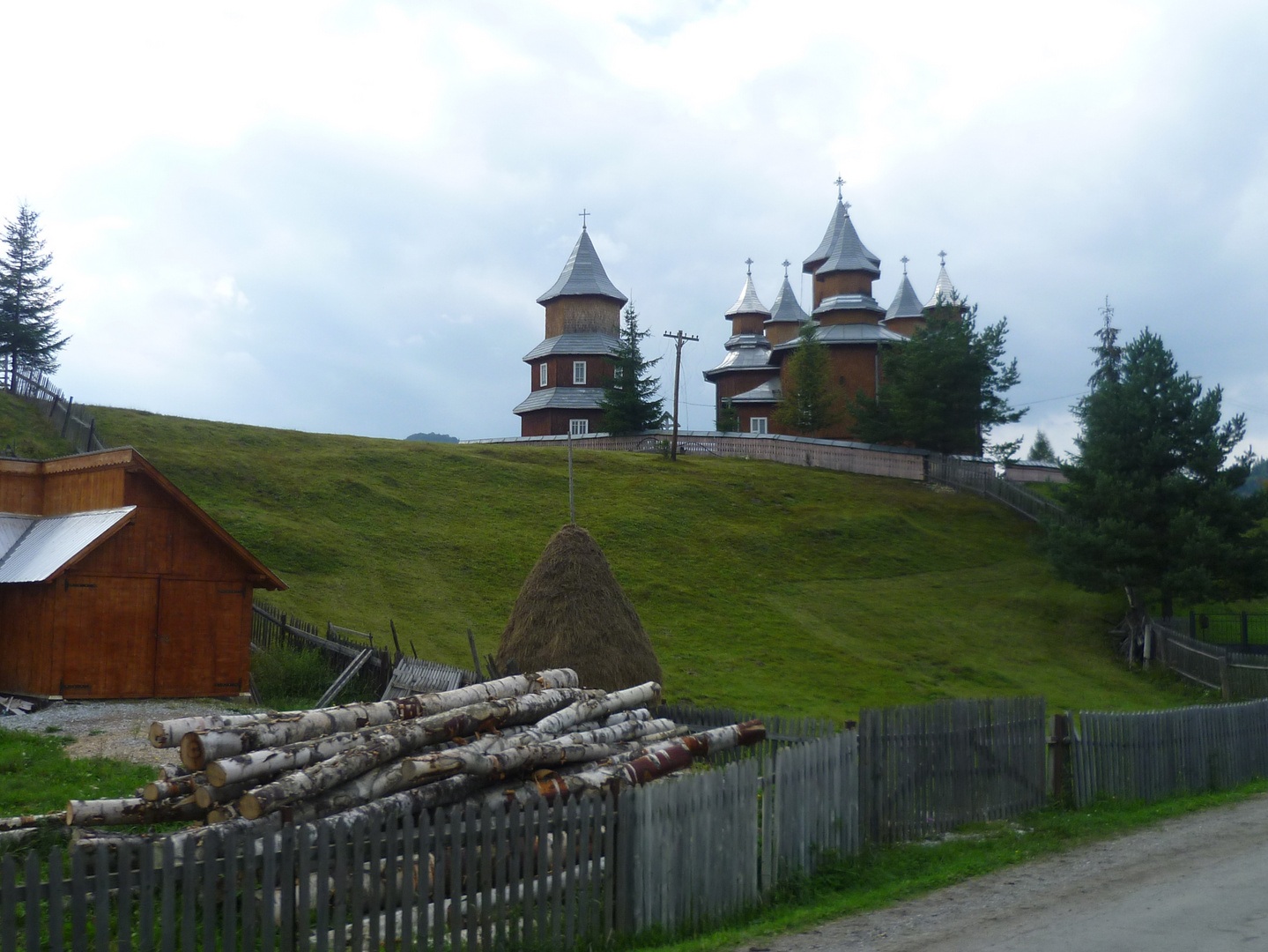 Eine typische Holzkirche in Rumänien