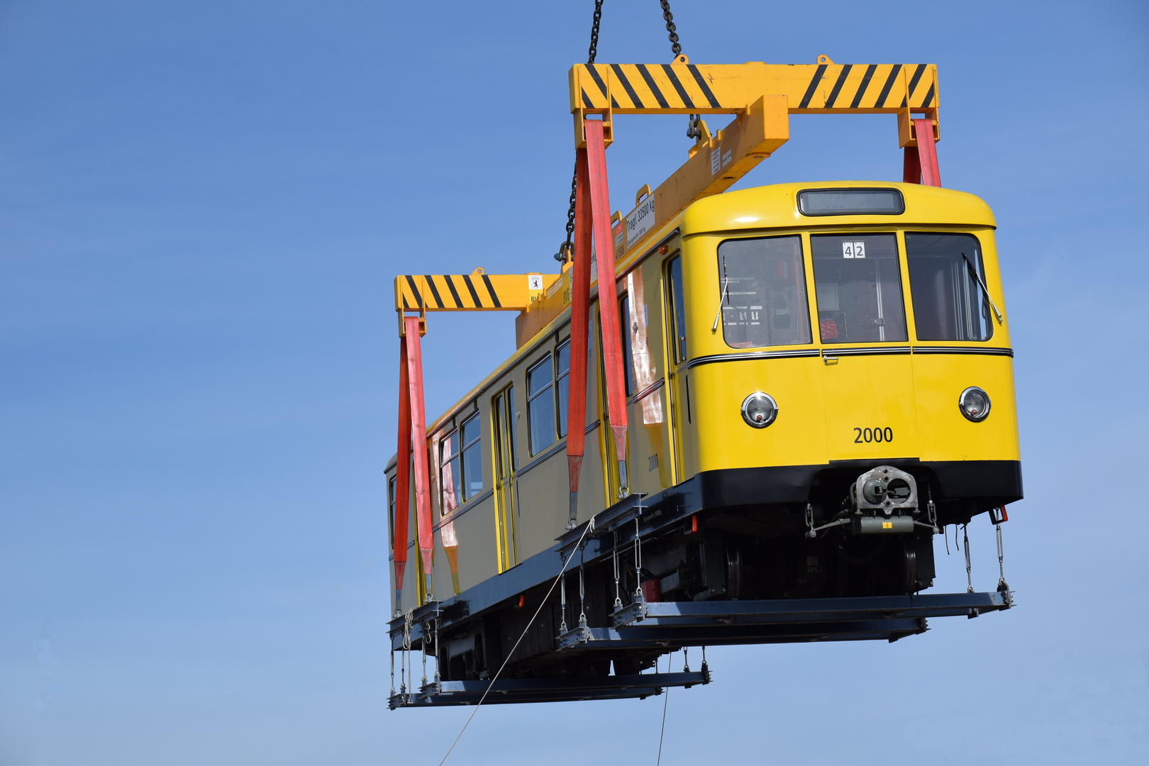 Eine U-Bahn unter dem Himmel Berlins