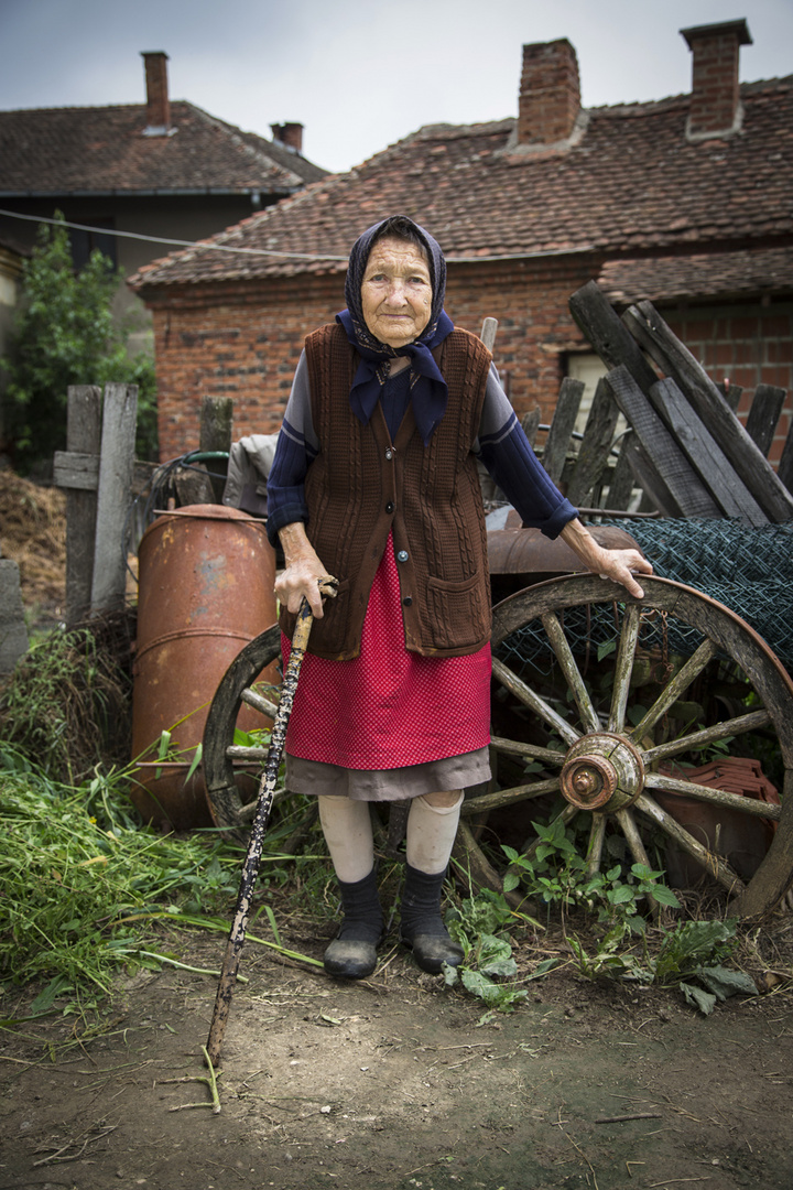 Eine über 90 Jahre alte Frau, posiert fü das Erinerungs Bild.