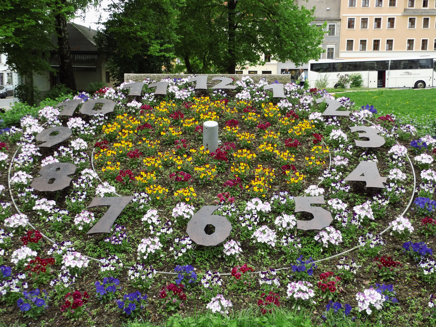 eine uhr mit blumen zeiger kommen noch ran