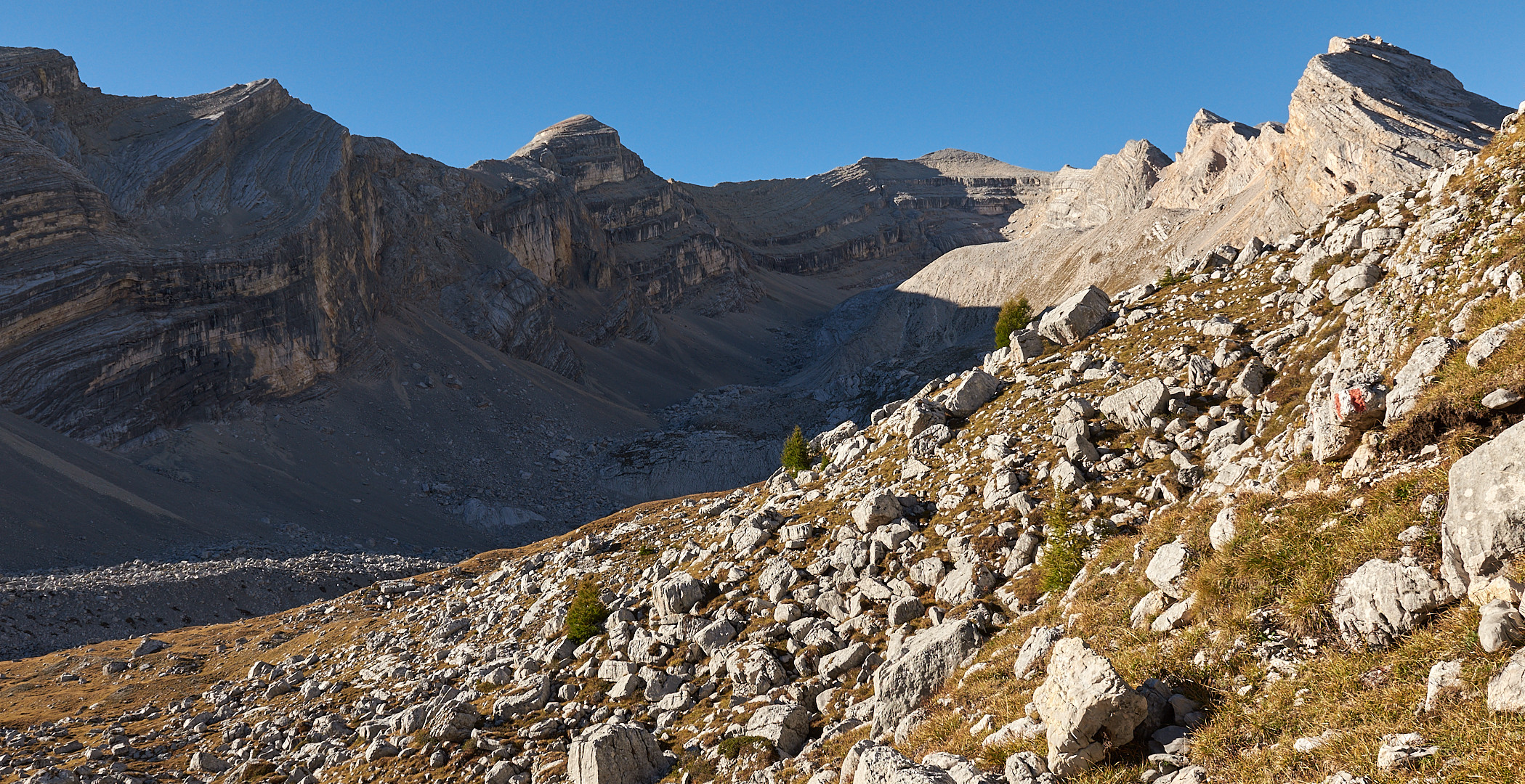 Eine unbeschreiblich schöne Landschaft erlebt man beim Anstieg Richtung Heiligkreuzkofel,... 