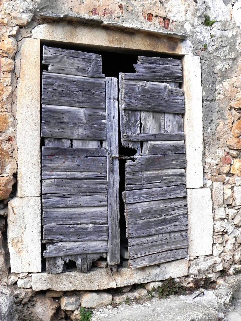 Eine uralte malerische Tür auf Korcula/Dalmatien