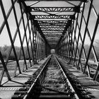 eine vergessene Brücke über dem Fluss Adour