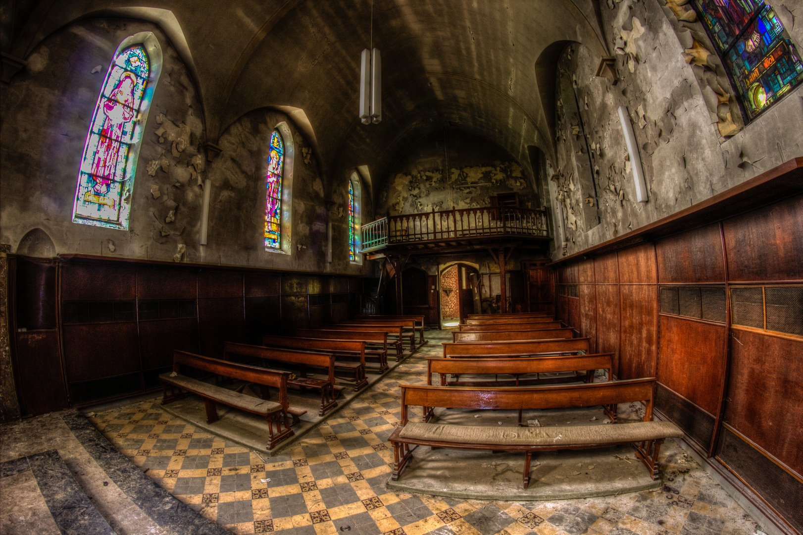 Eine verlassene Kirche in Belgien