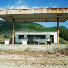 eine verlassene Tankstelle/ um posto de gasolina abandonado(zwischen-entre Albania e Montenegro)