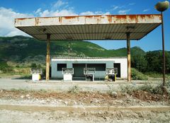 eine verlassene Tankstelle/ um posto de gasolina abandonado(zwischen-entre Albania e Montenegro)