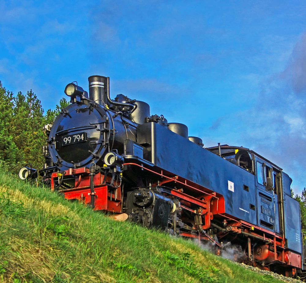 eine VII K Einheitslok der Fichtelbergbahn kurz vor Bahnhof Oberwiesenthal