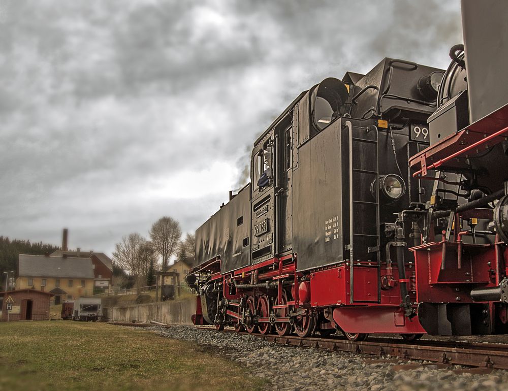 eine VII K Neubaulok der Fichtelbergbahn im Bahnhof Hammerunterwiesenthal