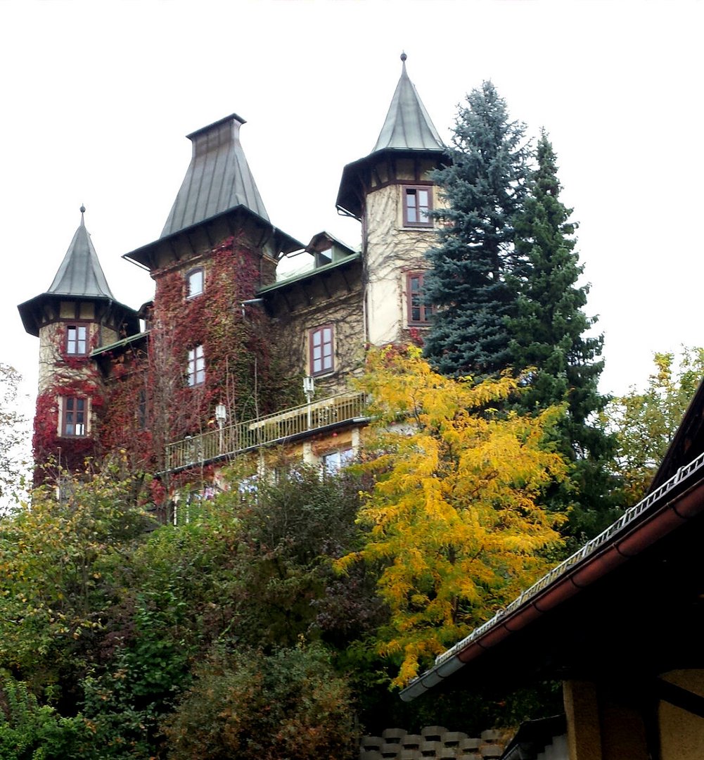Eine Villa im Herbstkleid