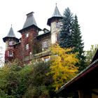 Eine Villa im Herbstkleid