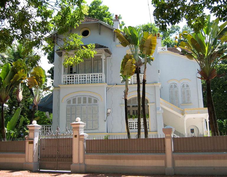 Eine Villa im typ. französischen Kolonialarchitekturstil in Hanoi