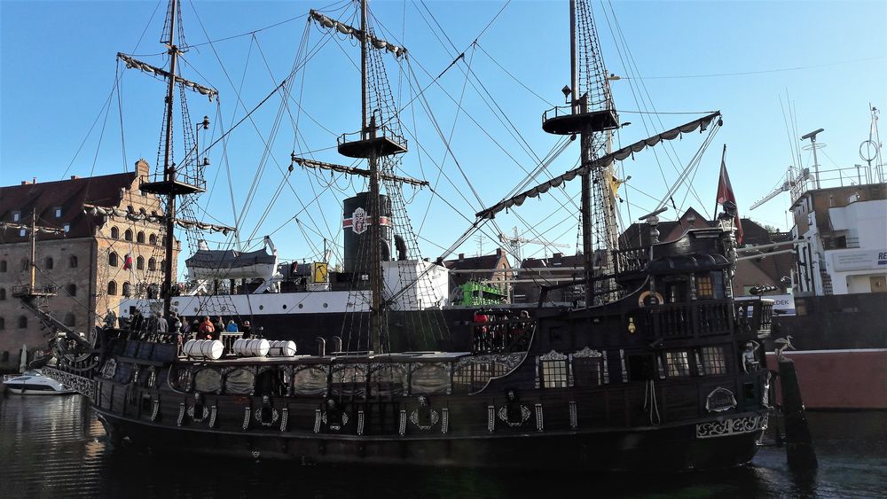 Eine volle  " Breitseite mit Kanonenöffnungen"  Piratenschiff in Danzig