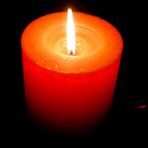 Eine vom Licht durchglühte Kerze zum 3. Advent.