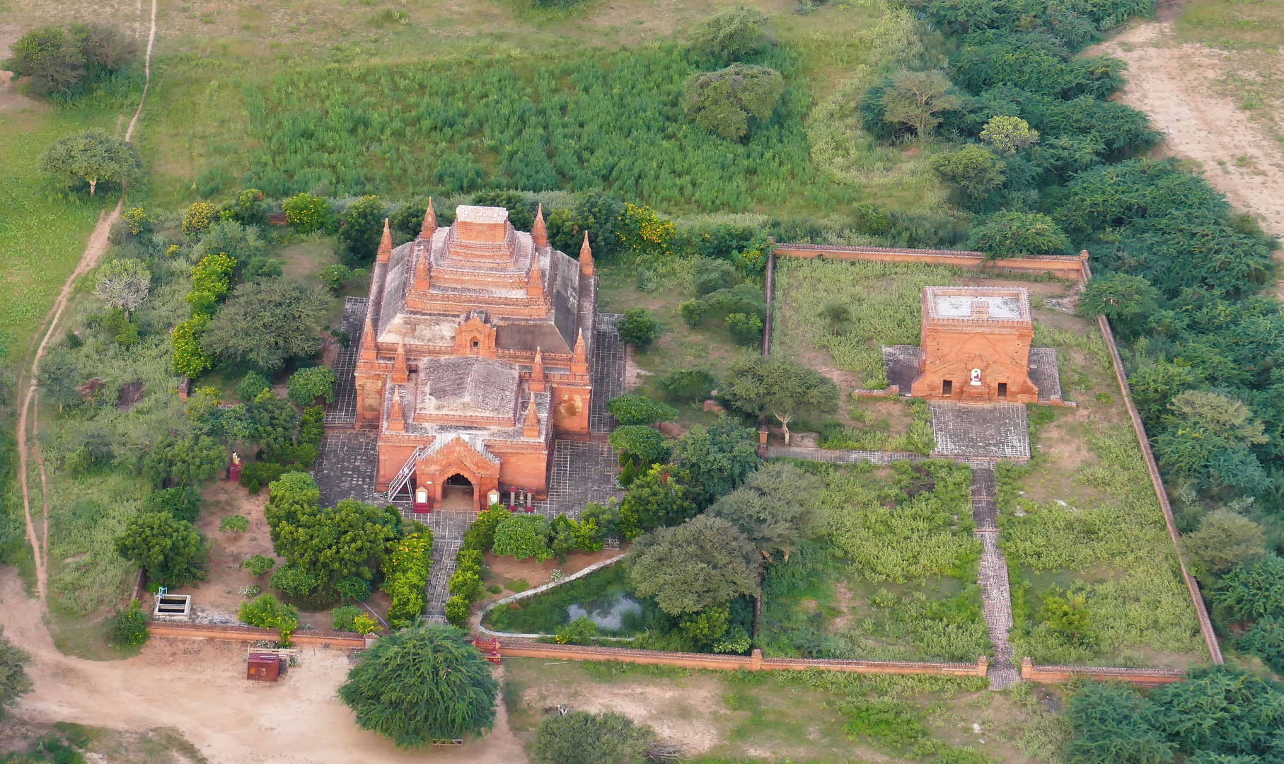 ...EINE von ganz vielen in Bagan...