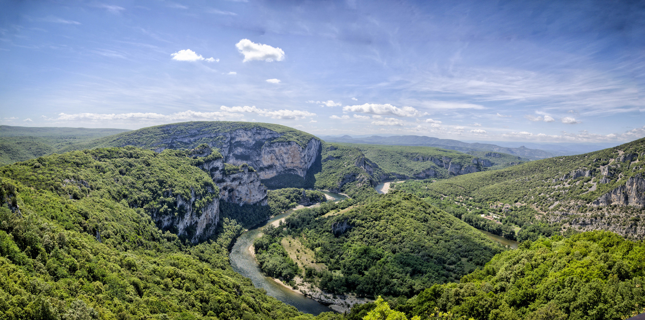 Eine von vielen Ardèche-Schleifen...