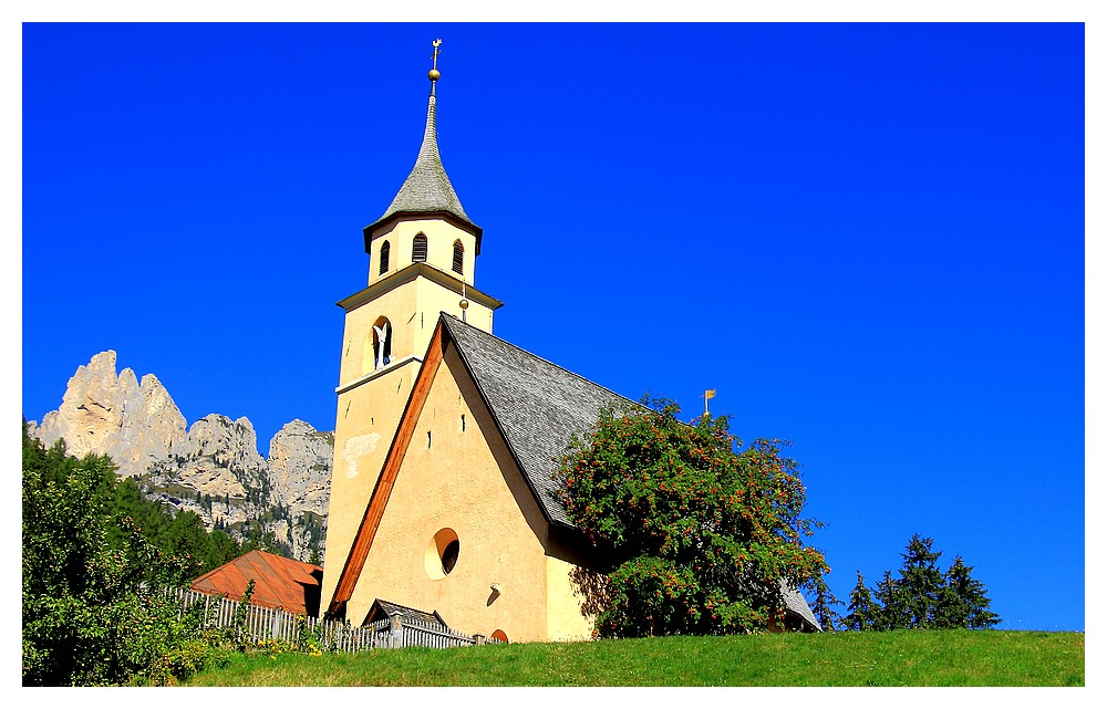eíne von vielen Kapellen in den Dolomiten