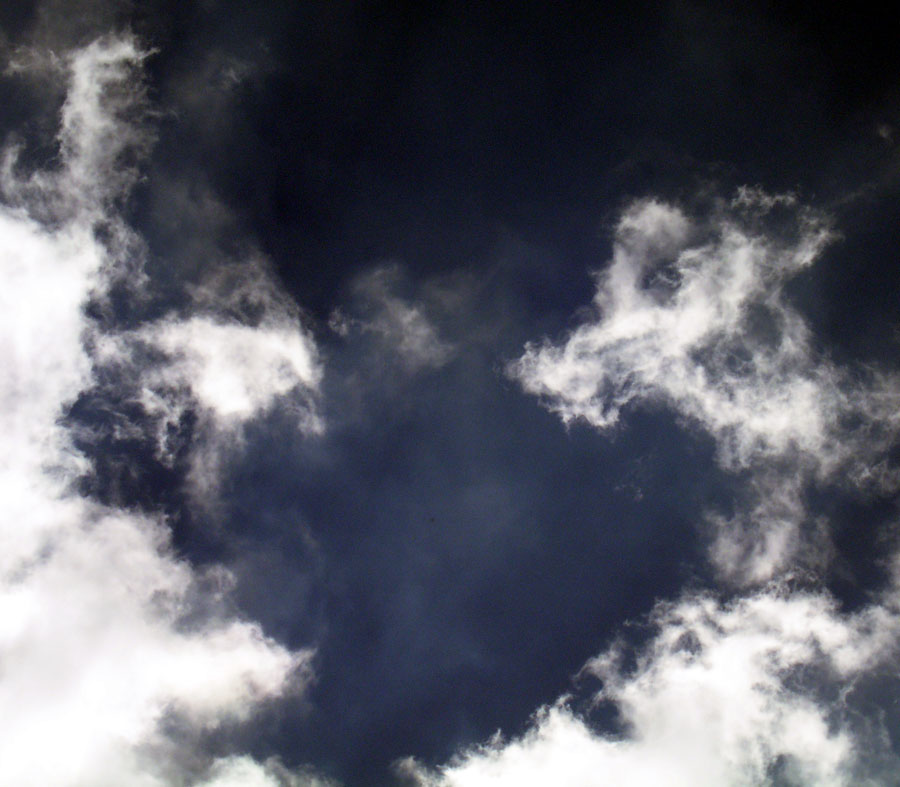 Eine von Wolken geschützte Bucht