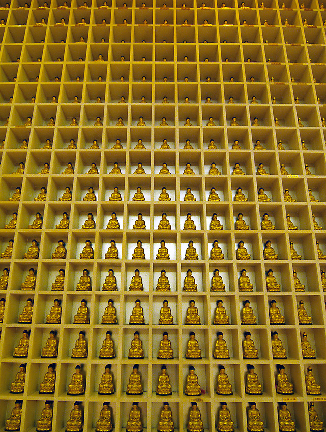 Eine Wand voller Buddhas ...