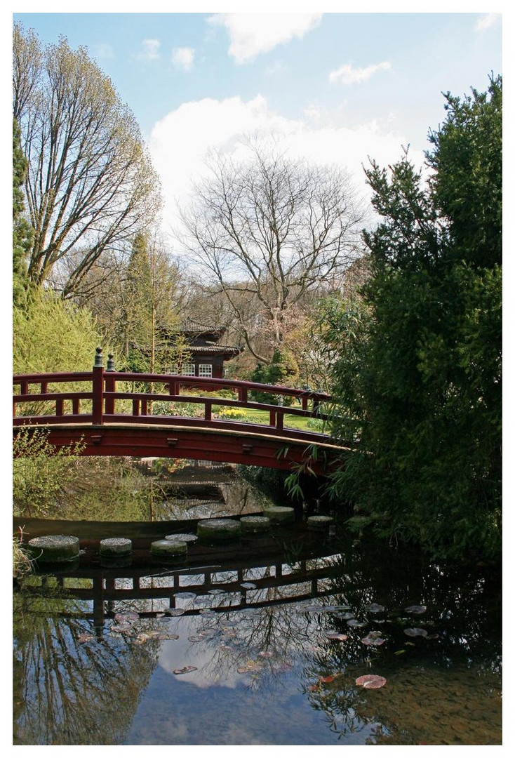 eine weitere kleine Brücke im japanischen Garten in Leverkusen