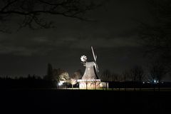 Eine Windmühle am Straßenrand in der Nacht