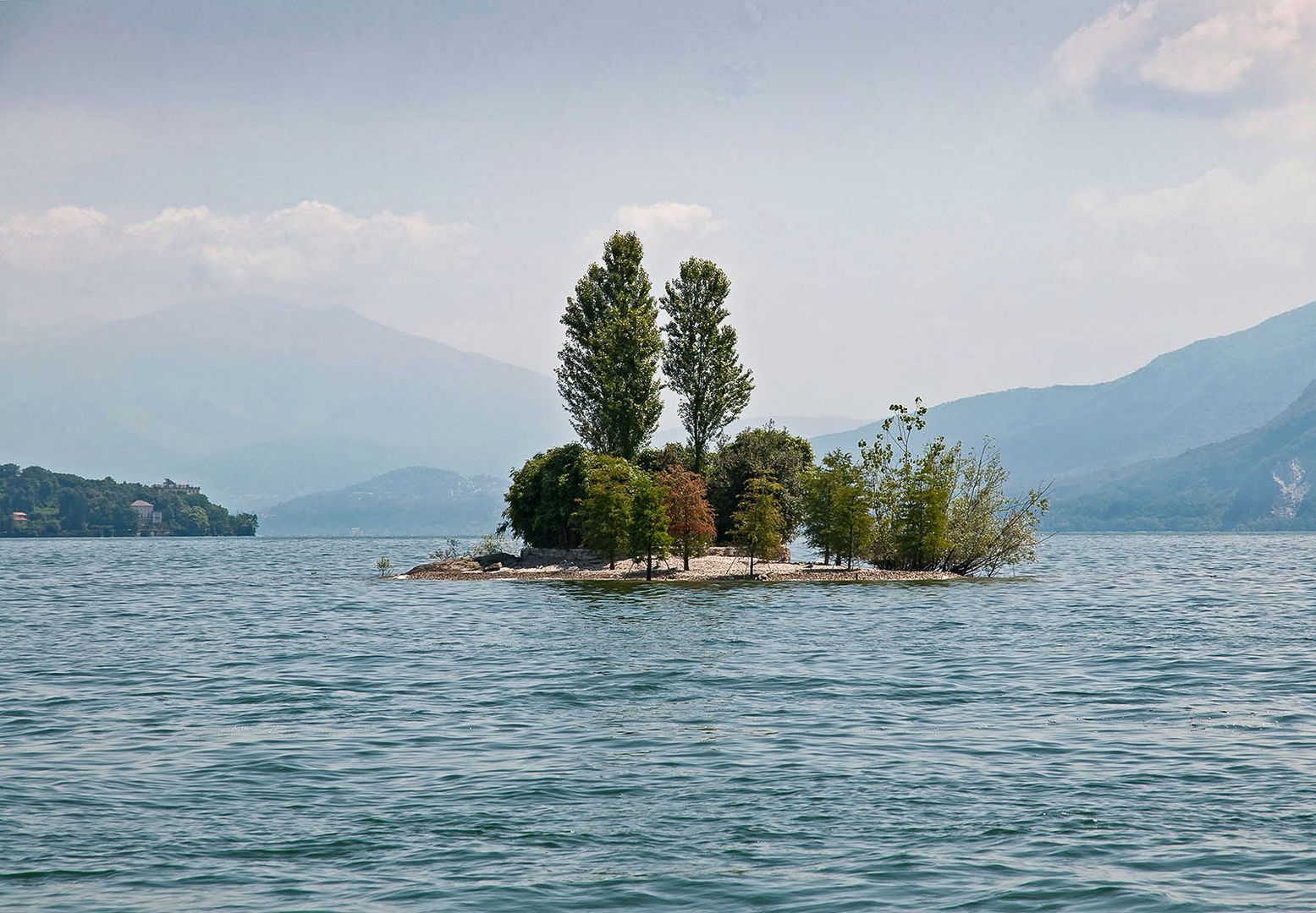 Eine winzige Insel der "Isola dei Pescatori" (Fischerinsel) im Lago Maggiore vorgelagert.