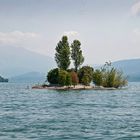 Eine winzige Insel der "Isola dei Pescatori" (Fischerinsel) im Lago Maggiore vorgelagert.