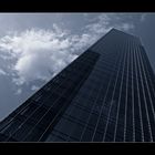 Eine Wolke, ein Hochhaus und die Spiegelung