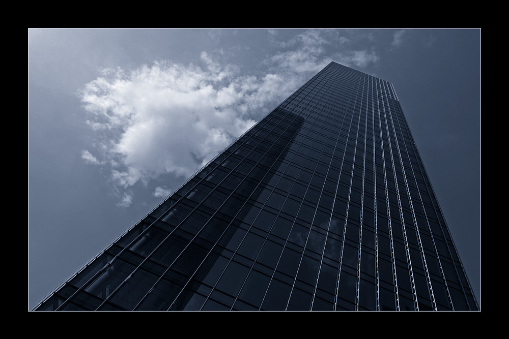 Eine Wolke, ein Hochhaus und die Spiegelung