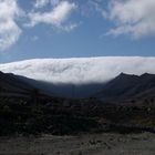 Eine Wolke fällt ins Tal