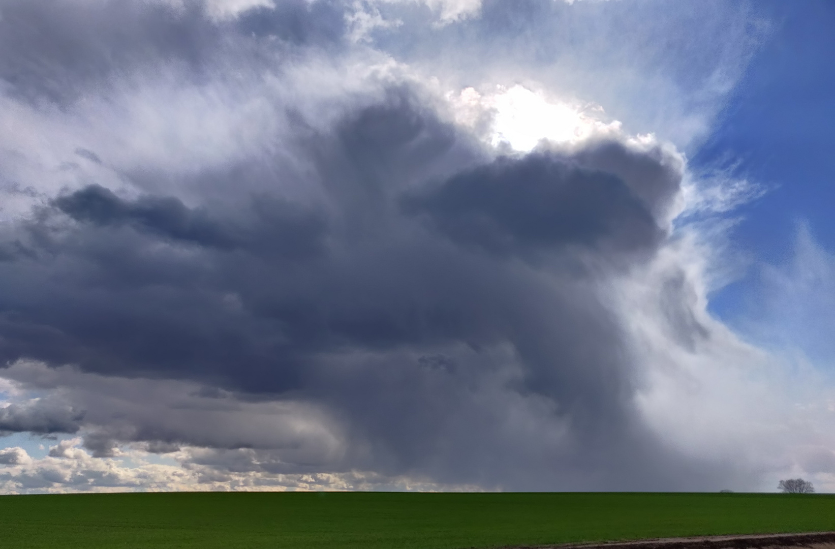 Eine Wolke zieht übers Land