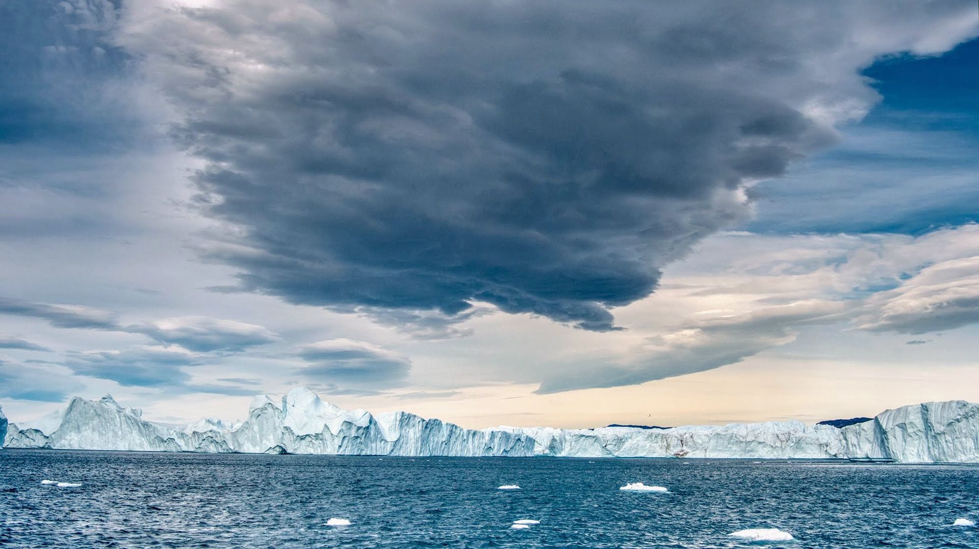 eine Wolkenfront zieht vor der Eiskante bei Ilulissat auf