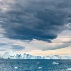 eine Wolkenfront zieht vor der Eiskante bei Ilulissat auf