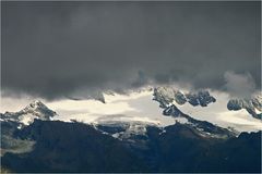 eine Wolkenwand verhüllt den Großglockner