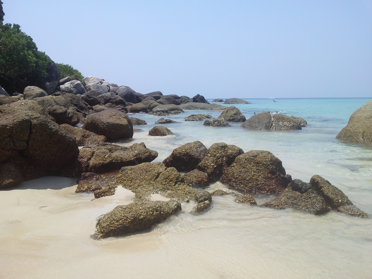 Eine wunderschöne Bucht mit großen Felsen!Thailand