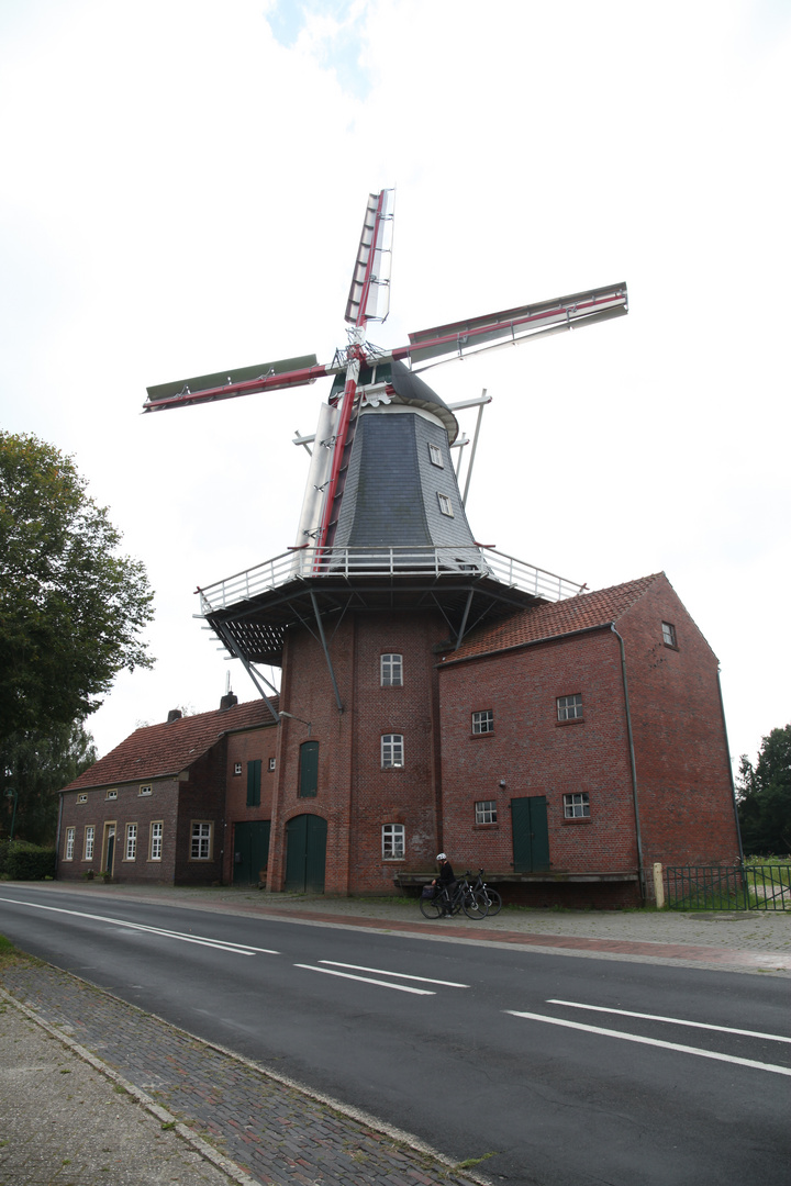 Eine Wunderschöne Ostfriesische Alte Windmühle. 