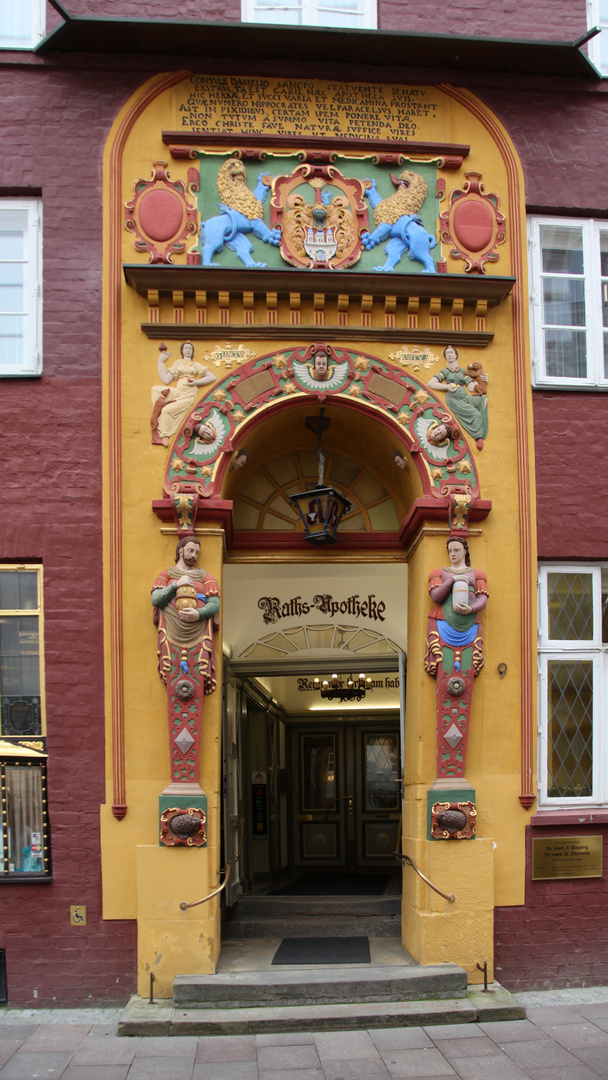 Eine wunderschöne Tür und bemalte Fassade in Lüneburg. 