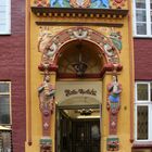 Eine wunderschöne Tür und bemalte Fassade in Lüneburg. 