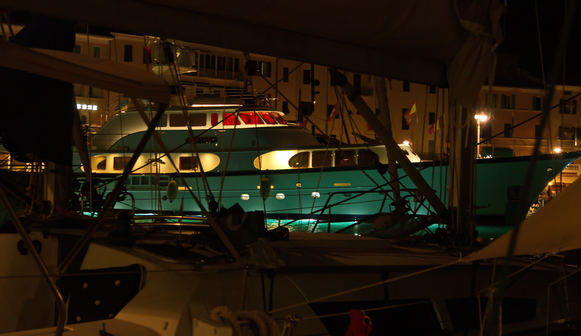 Eine Yacht in Nachtbeleuchtung