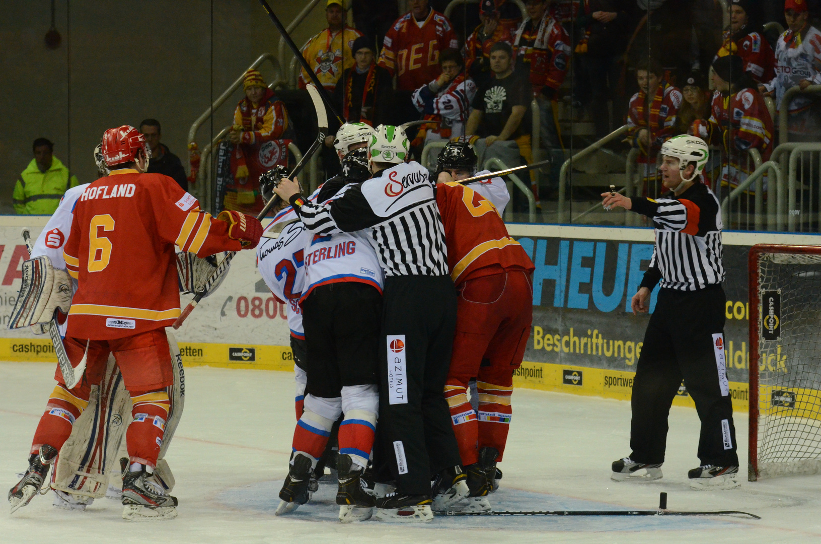 Eine zünftige Rauferei gehört zum Eishockey!