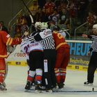 Eine zünftige Rauferei gehört zum Eishockey!