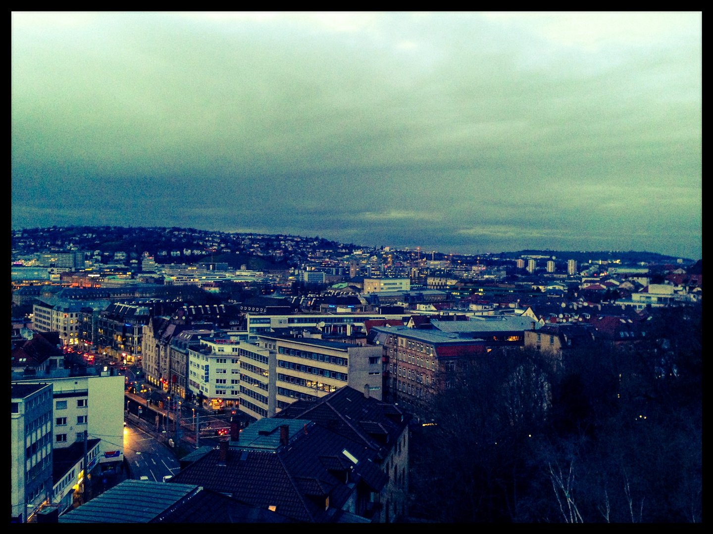 Einen Blick auf das abendliche Stuttgart