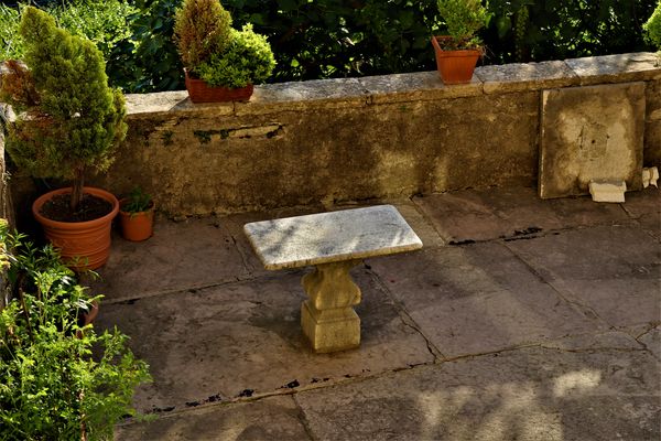 einen Blick in den antik anmutenden Innenhof des Hotels in Trient 