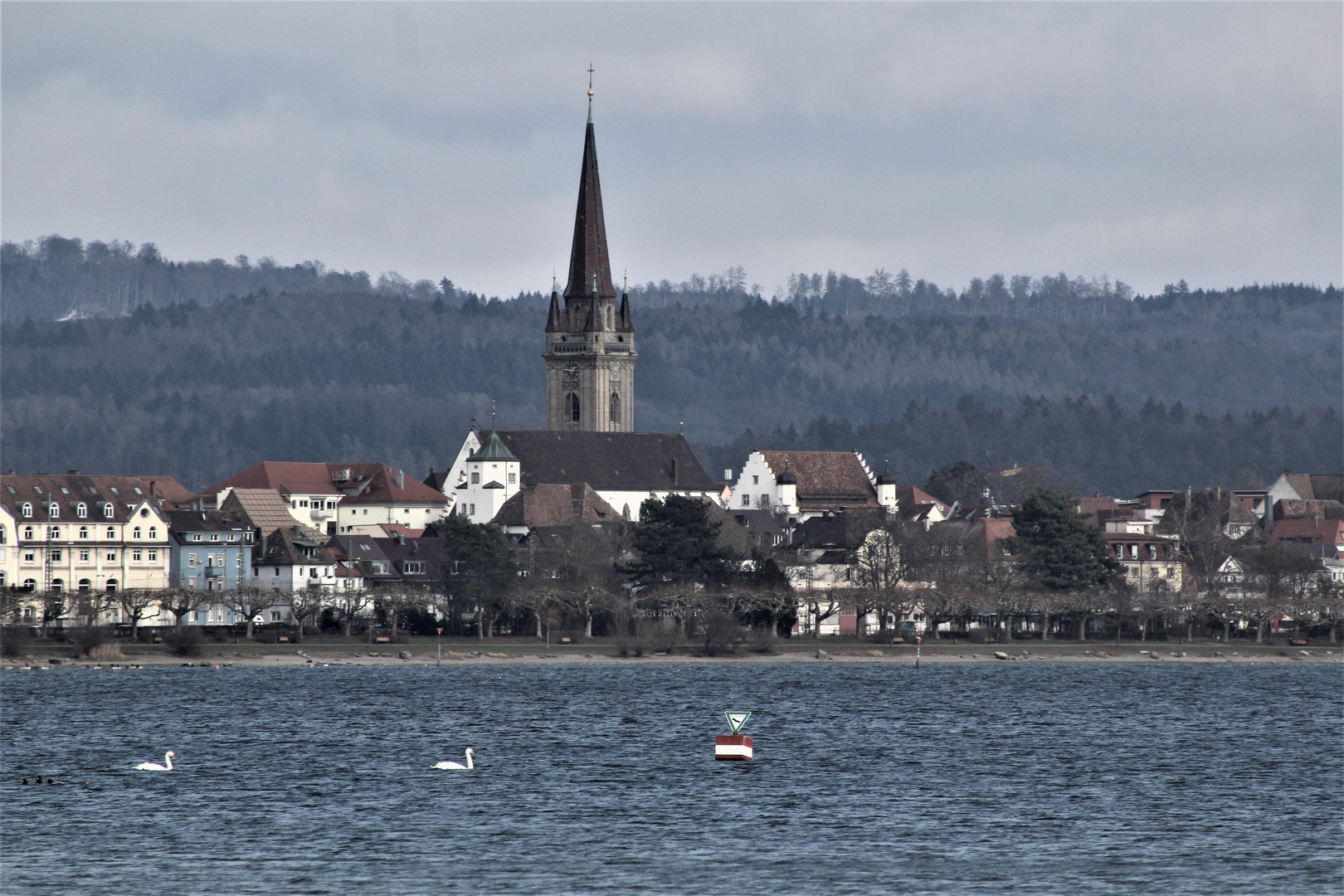 einen Blick über den See werfen 